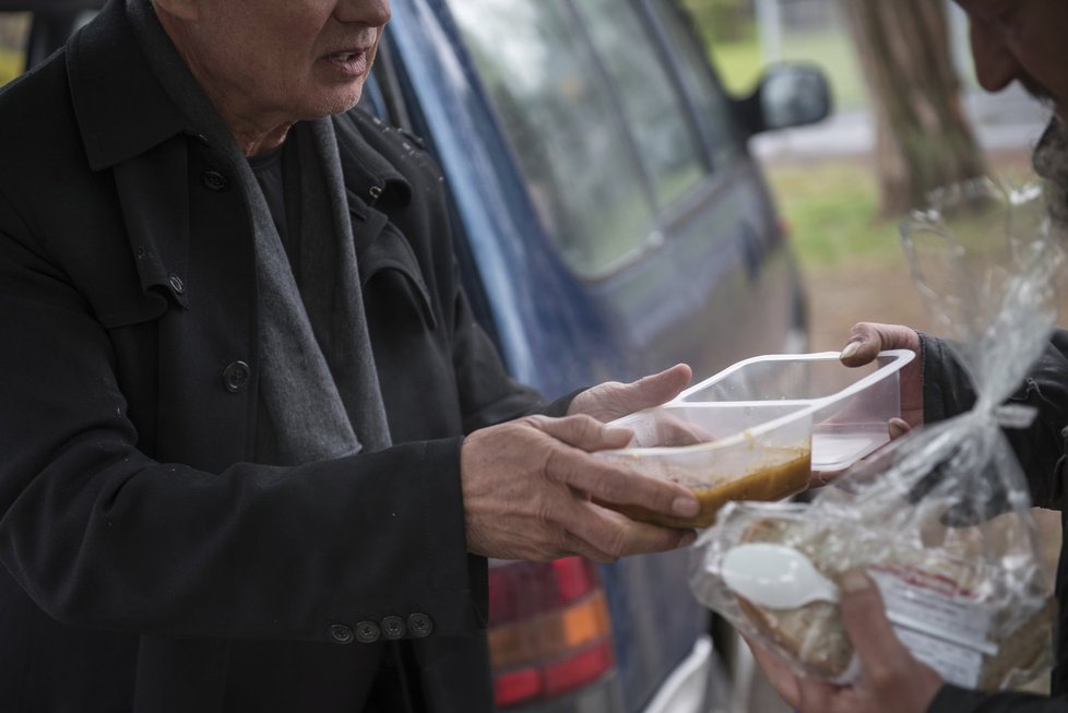 Teplý oběd pro lidi bez domova. Dvakrát týdně rozdává Centrum křesťanské pomoci jídlo stovkám lidí. Tentokrát s nimi pomáhal i Michal Horáček.