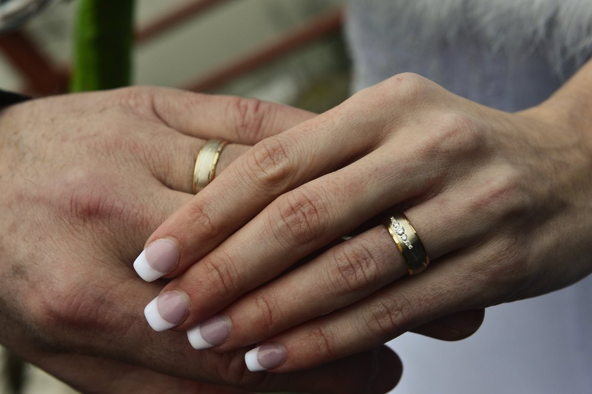 Snubní prstýnky z dvojitého zlata manželé obdrželi večer před svatebním dnem.