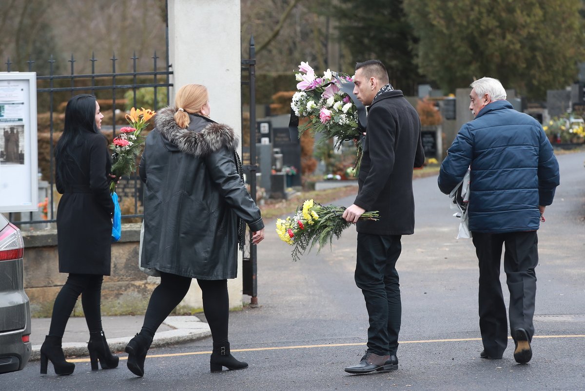 Všichni nosili obrovské pugety květin.