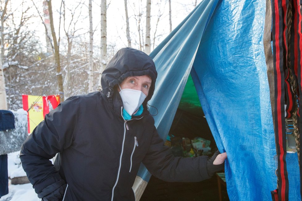 Na zarostlém pozemku ve Vokovicích žije asi dvacítka bezdomovců spolu s tlupou koček. Celý prostor ale musí majitel v nebližší době vyklidit. Zvířatům i lidem se tu snaží pomoci i ochránkyně zvířat Jolanda Pokorná.