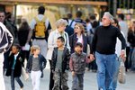 Děti Angeliny Jolie a Brada Pitta se tentokrát vydaly na procházku s babičkou Jane a dědou Williamem.