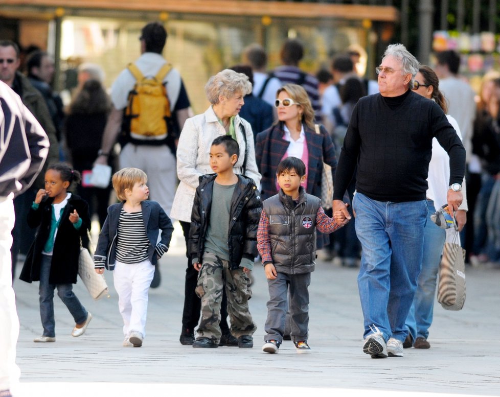 Děti Angeliny Jolie a Brada Pitta se tentokrát vydaly na procházku s babičkou Jane a dědou Williamem.