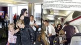 Jolie a Pitt s dětmi letěli mezi obyčejnými cestujícími