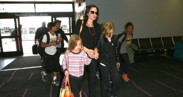 Angelina vede dcery Vivienne a Shiloh za ruce