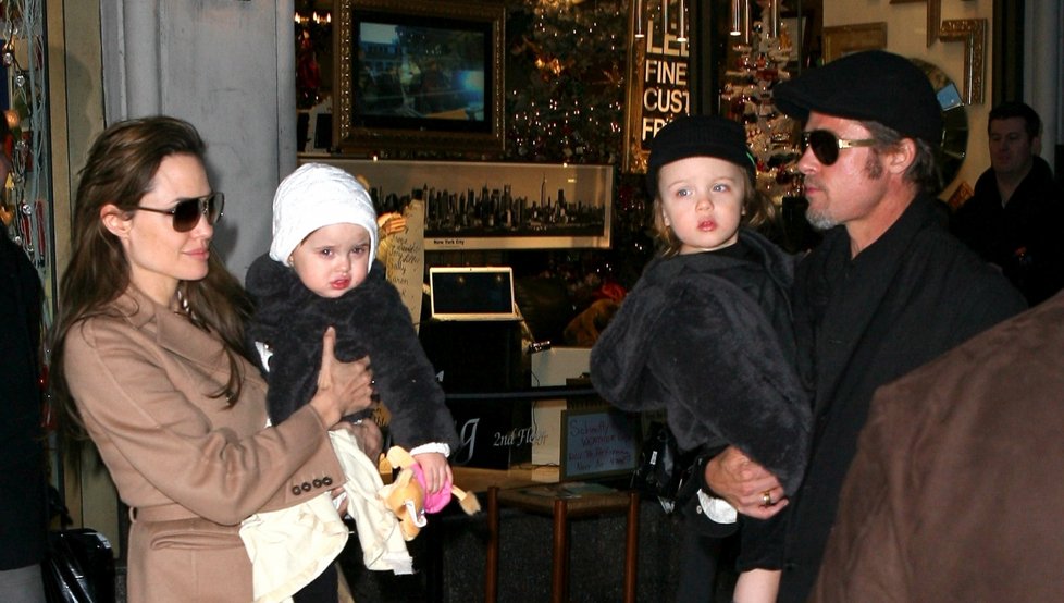 Angelina a Brad se svými dvojčaty