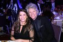 Legendární rocker Jon Bon Jovi (62) potkal životní lásku Dorotheu Hurleyovou (61) už na střední škole, ale ani to ho po rozjezdu hudební kariéry nezastavilo v zahýbání a manželství jim vydrželo jen díky její nekonečné trpělivosti a odpouštění.