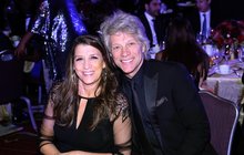 Legendární rocker Jon Bon Jovi (62) potkal životní lásku Dorotheu Hurleyovou (61) už na střední škole, ale ani to ho po rozjezdu hudební kariéry nezastavilo v zahýbání a manželství jim vydrželo jen díky její nekonečné trpělivosti a odpouštění.