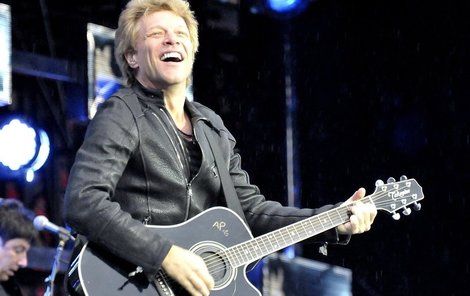Jon Bon Jovi v Edenu okouzloval fanynky zpěvem i sexy úsměvem.