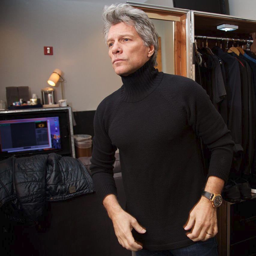 Jon Bon Jovi je charismatický rocker.