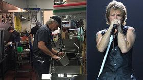 Nouze v době karantény: Rocker Jon Bon Jovi pracuje v restauraci! Co tam dělá?