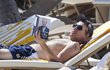 Jon Bon Jovi si na pláži četl knihu Billa Clintona