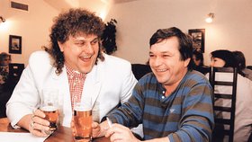 Bývalý vekslák Ivan Jonák se na začátku devadesátých let rád ukazoval se známými lidmi, třeba s hercem Romanem Skamene