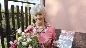 Matka Jonáka Marie Machová (78) přijala od Blesku knihu o příběhu svého syna.