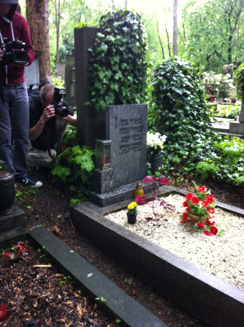 První kroky Ivana Jonáka po propuštění z vězení vedly k hrobu jeho zavražděné manželky Ludviky.