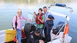 Strážníci z Brna splnili slib: Autistu Jonatána svezli "jeho" člunem pro Prýglu