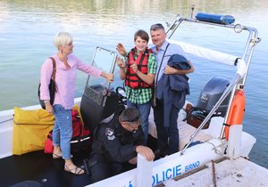 Jonatán (14) se dočkal plavby v zásahovém člunu strážníků. Moc si ji užíval a potěšilo ho i to, že si mohl sednout na novou policejní motorku.