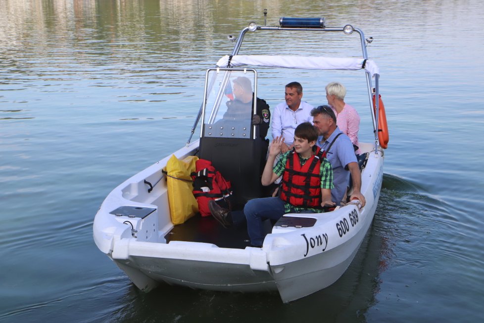Jonatán (14) se dočkal plavby v zásahovém člunu strážníků. Moc si ji užíval a potěšilo ho i to, že si mohl sednout na novou policejní motorku.