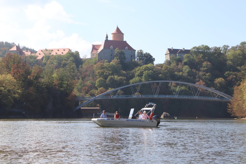 Jonatán (14) se dočkal plavby v zásahovém člunu strážníků. Moc si ji užíval a potěšilo ho i to, že si mohl sednout na novou policejní motorku.