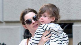 Anne Hathaway při výchově syna opisuje od Kate Middleton!