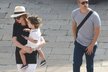 Herečka Anne Hathaway, její muž Adam Shulman a syn Jonathan