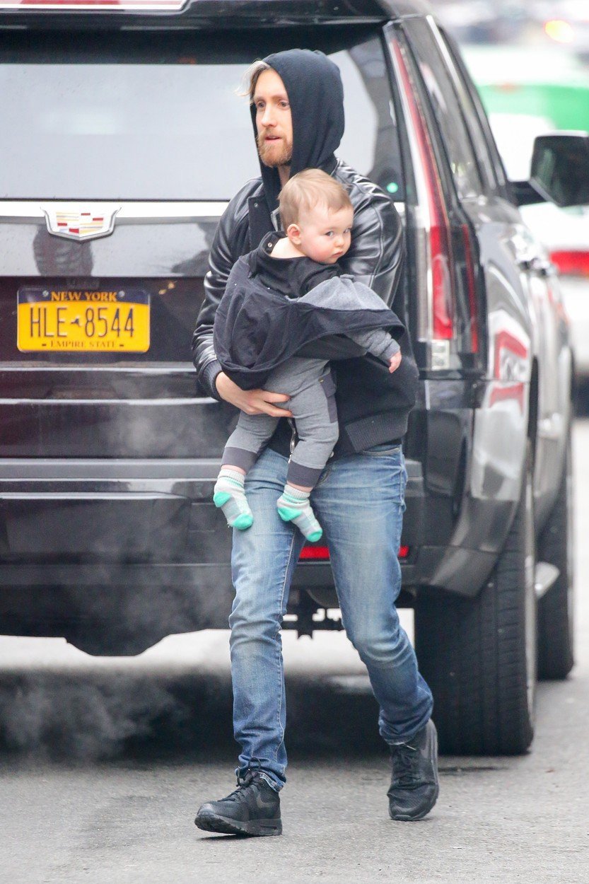 Herečka Anne Hathaway, její muž Adam Shulman a syn Jonathan