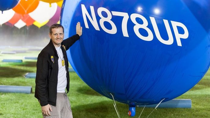 Jonathan Trappe u svého balónkového létajícího stroje s náležitou imatrikulací