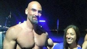 Americký fitness guru Jordan Branford čelí až sedmiletému vězení v Dubaji kvůli sprostému slovu na sociální síti. Práskla ho bývalá manželka.