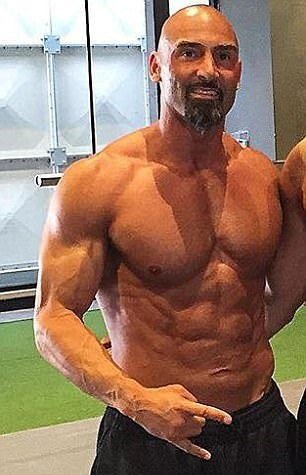 Americký fitness guru Jordan Branford čelí až sedmiletému vězení v Dubaji kvůli sprostému slovu na sociální síti. Práskla ho bývalá manželka.