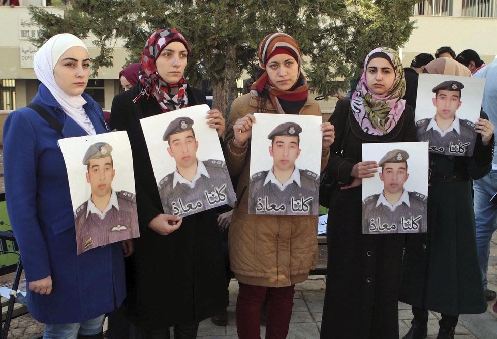 Doufaly v jeho propuštění: Jordánské ženy s fotkou vězněného pilota, kterého upálili džihádisti z ISIS