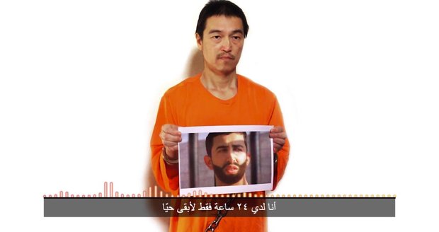 Hlas japonského novináře Kenjiho Goty na nahrávce oznámil, že  pokud do západu slunce neproběhne výměna za iráckou teroristku vězněnou v Jordánsku, zajatý pilot zemře.