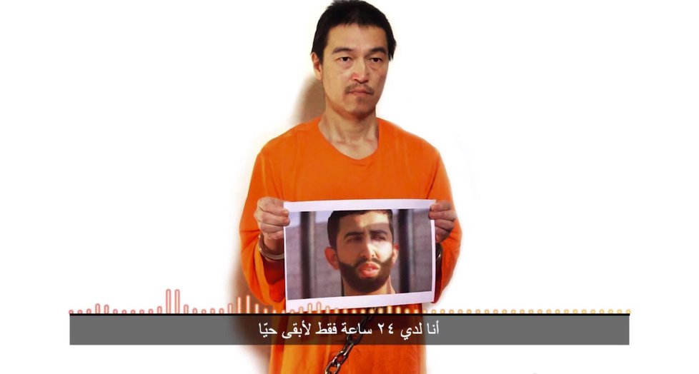 Hlas japonského novináře Kenjiho Gotoa na nahrávce oznámil, že  pokud do západu slunce neproběhne výměna za iráckou teroristku vězněnou v Jordánsku, zajatý pilot zemře.