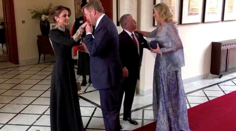 Král Abdalláh II. a královna Ránjá vítali VIP svatební hosty (1. 6. 2023).