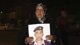 Maminka popraveného jordánského pilota zemřela žalem.