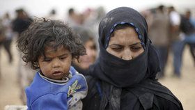 Mezi syrskými uprchlíky v táborech uvízlo i mnoho dětí.