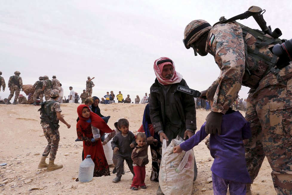 Syrští uprchlíci uvízli na jordánsko-syrské hranici.