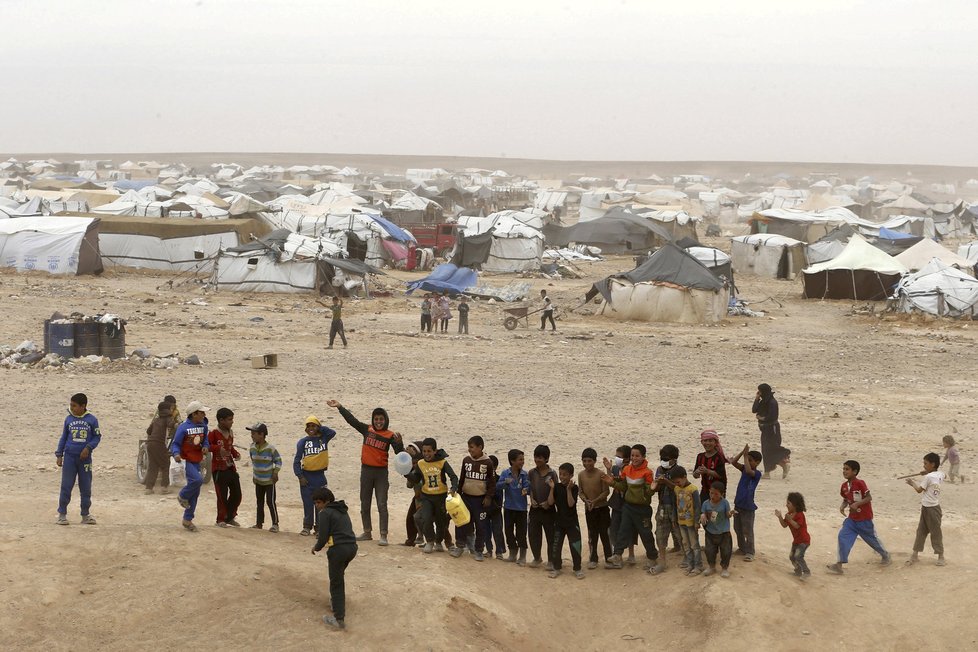 Mezi syrskými uprchlíky, kteří uvízli na jordánsko-syrské hranici, je i mnoho dětí