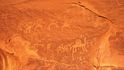 Kresby na skalách v poušti tu zanechali Nabatejci, obchodníci žijící zde před dvěma tisíci let.
