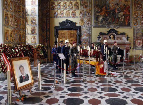 Pohřeb Jörga Haidera ve Velkém erbovním sále.