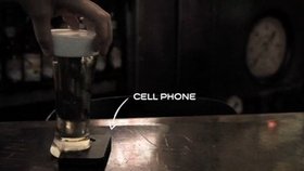 V brazilském baru musíte chytrým telefonem podepřít pivo. Můžete se tak bez rušení věnovat svým přátelům.
