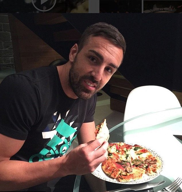 Obránce Liverpoolu José Enrique s pizzou