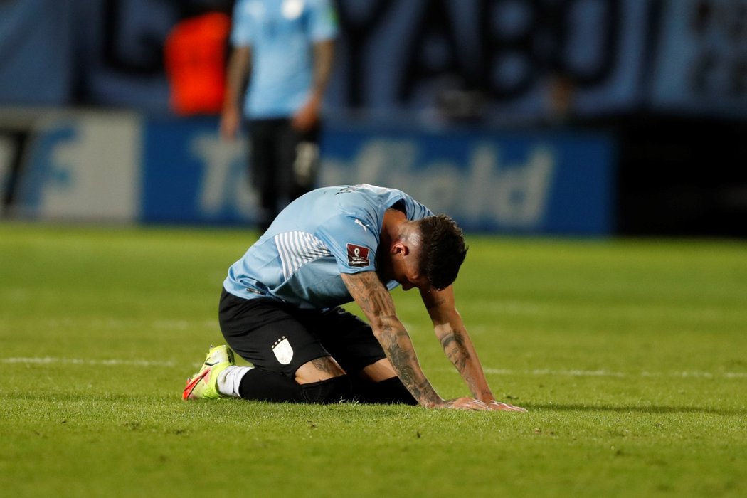 Zklamaný José Giménez po porážce s Argentinou