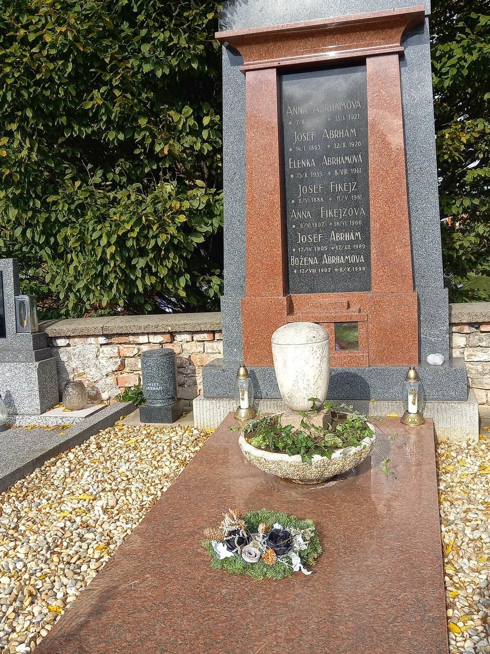 Hrob GALERIE: Rok a půl po smrti Abrháma (†82): Tajné uložení do hrobu ...