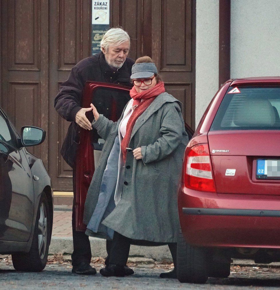 Josef Abrhám slavil narozeniny: Manželka Libuše Šafránková ho vezla autem, on jí galantně pomáhal ven.