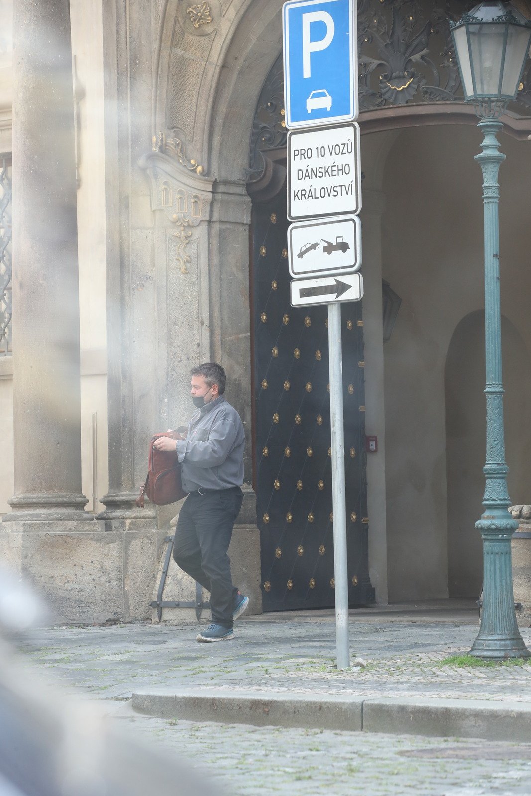 11. 6. 2021 Praha-Malá Strana, 9:49 hod., Praha-Malá Strana - Josef Abrhám ml. na ministerstvu kultury. Vše potřebné měl v koženém batůžku