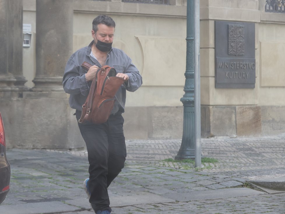 11. 6. 2021, 9:49 hod., Praha-Malá Strana - Josef Abrhám ml. na ministerstvu kultury. Vše potřebné měl v koženém batůžku.