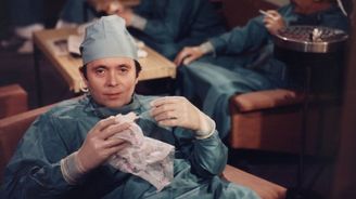 Záletný doktor Blažej nebo falešný číšník Vrána. Připomeňte si nejslavnější role Josefa Abrháma Záletný doktor Blažej nebo falešný číšník Vrána. Připomeňte si nejslavnější role Josefa Abrháma