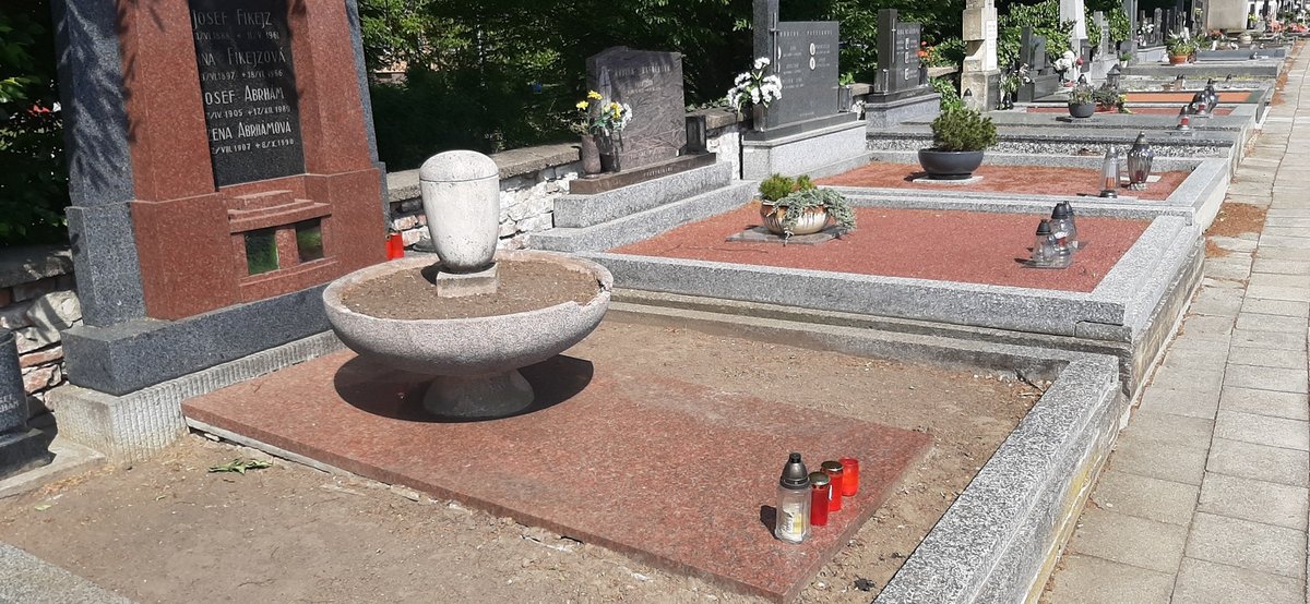 Tady bude herec Josef Abrhám pochovaný, v rodinné hrobce v Kunovicích. Ta už je na pohřeb a už je na pohřeb připravená.