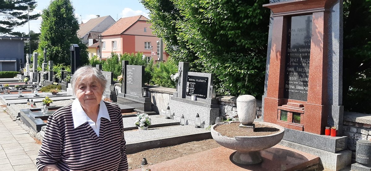 Tady bude herec Josef Abrhám pochovaný, v rodinné hrobce v Kunovicích. Ta už je na pohřeb a už je na pohřeb připravená.