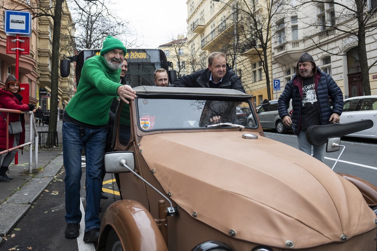 Tak to roztlačíme chlapi. Stačí drcnout, jo? A bacha na housličky!