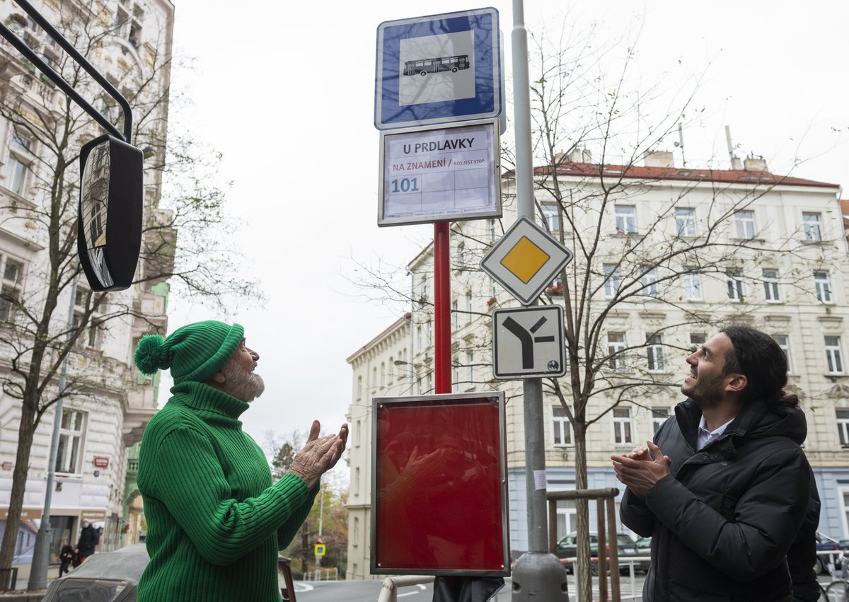 Copak to tam pod tím lajntuchem máme? Hele, zastávka.